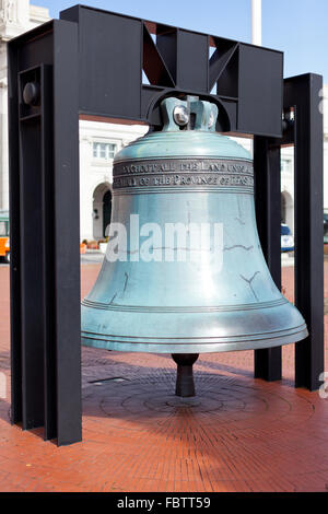 Replica la libertà bell nella parte anteriore della stazione di unione Foto Stock