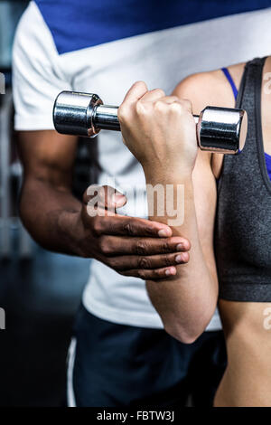 Immagine ritagliata di maschio formatore assistere montare donna Foto Stock
