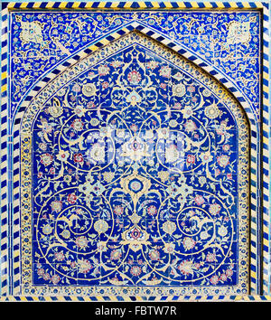 Sfondo piastrellato, ornamenti orientali di Isfahan moschea, Iran Foto Stock