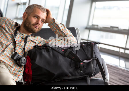 Traveler guardando nel lontano Foto Stock