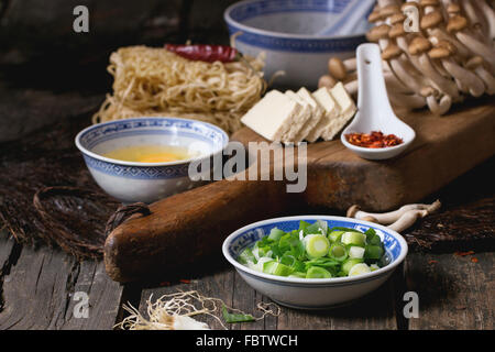 Ingredienti per la zuppa di asiatici ramen Foto Stock