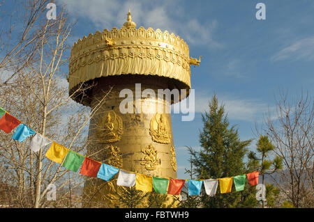 La più grande preghiera tibetano ruota nel mondo, Shangri-la Cina Foto Stock