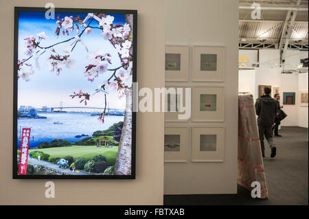 Londra, Regno Unito. 19 gennaio, 2016. . Una immagine retroilluminata di una molla vista della Baia di Tokyo, Giappone sulla visualizzazione in anteprima di London Art Fair, nel Regno Unito il premier per la fiera britannica moderna e contemporanea, che si svolge presso il Business Design Centre di Islington. Ora nel suo ventottesimo anno la fiera porta funziona con una varietà di inglesi e internazionali di artisti e fotografi. Credito: Stephen Chung / Alamy Live News Foto Stock