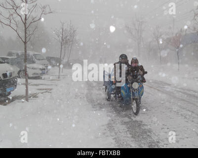 Cina. 19 gennaio, 2016. La gente ride contro la neve in Hunchun, a nord-est della Cina di provincia di Jilin, Gennaio 19, 2016. La maggior parte delle parti della Cina sarà l'esperienza di un rapido calo delle temperature lungo con pioggia e neve nei prossimi giorni come un forte fronte freddo è sulla strada e interromperà il viaggio per il prossimo Festival di Primavera, che cade il 8 febbraio di quest'anno. La Nazionale Centro Meteorologico dette temperature scende bruscamente nel nord ovest a nord e nord-est della Cina, con temperature che in alcune zone il basso fino a un massimo di 14 gradi Celsius. Credito: Xinhua/Alamy Live News Foto Stock