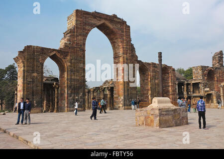 Persone di esplorare l'antico edificio di Qutub Minar a Nuova Delhi in India Foto Stock