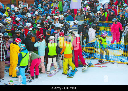 La folla in coda per un impianto di risalita a Bukovel. Foto Stock