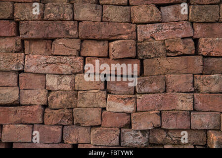Dettaglio di mattoni rossi impilati. INDIA Foto Stock