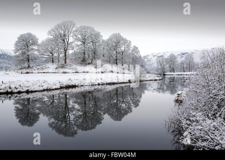 Refelctions nel fiume Brathay dopo una notte di caduta di neve in The Langdale Valley, Lake District, UK. Preso il 17 gennaio 2016. Foto Stock