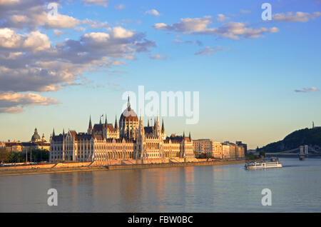 Il Parlamento BUDAPEST DANUBE Foto Stock