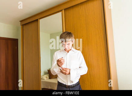 L'Uomo in camicia bianca dress gemelli Foto Stock