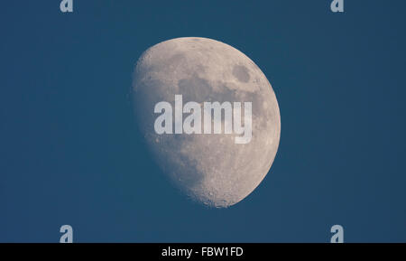 Il torneo di Wimbledon, Londra, Regno Unito. 19 gennaio, 2016. 77% illuminato waxing gibbous luna con chiaramente visibile crateri e montagne del freddo, cielo blu chiaro al di sopra di Londra, Regno Unito in questa immagine del telescopio. Credito: Malcolm Park editoriale/Alamy Live News Foto Stock