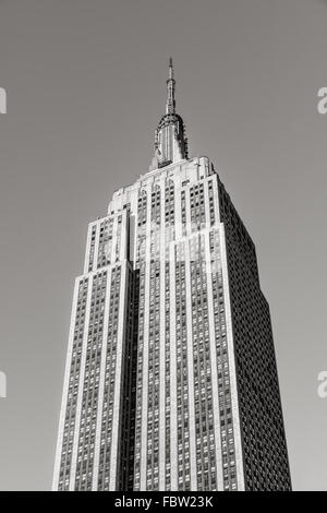 In bianco e nero a basso angolo di vista verticale dell'Art Deco Empire State Building grattacielo situato in Midtown Manhattan, New York Foto Stock