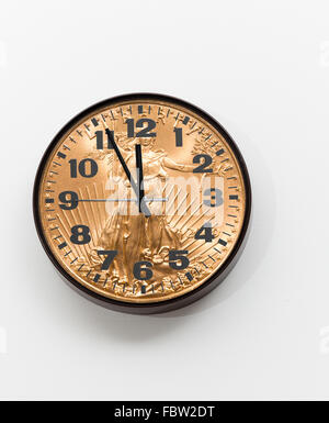 Office orologio con moneta in oro come faccia di concetto Foto Stock