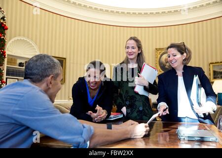 Il Presidente degli Stati Uniti Barack Obama condivide un momento di luce con la sicurezza nazionale aiutanti come essi scherzare su di un cartone animato in New Yorker che somigliava al tre donne nell'Ufficio Ovale della Casa Bianca il 5 dicembre 2015 a Washington, DC. Da sinistra, National Security Advisor Susan E. Riso, Vice National Security Advisor Avril Haines e Homeland Security Advisor Lisa Monaco. Foto Stock