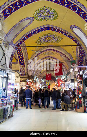 ISTANBUL, Turchia - 28 Novembre 2015: all'interno del Grand Bazaar di Istanbul. Novembre 28, 2015 ad Istanbul in Turchia Foto Stock