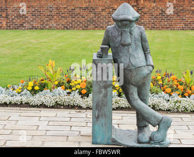 Statua di Andy Capp,un famoso personaggio dei cartoni animati creati da Reg Smythe e presenti nel quotidiano Daily Mirror per molti anni. Foto Stock