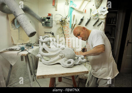 Daniele Boldrini scultore, laboratorio di alabastro, Volterra, Toscana, Italia Foto Stock