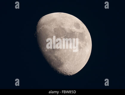 Il torneo di Wimbledon, Londra, Regno Unito. 19 gennaio, 2016. 77% illuminato waxing gibbous luna con chiaramente visibile crateri e montagne del freddo, cielo stellato di notte al di sopra di Londra, Regno Unito. Credito: Malcolm Park editoriale/Alamy Live News Foto Stock