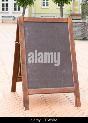 Tabellone vuoto di fronte ad un ristorante Foto Stock