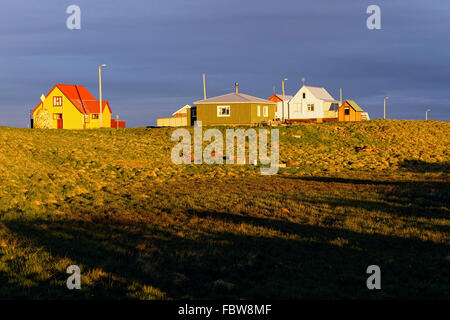 Architettura e gli edifici su Flatey presso sunrise, Flatey Isola, Islanda, l'Europa. Foto Stock