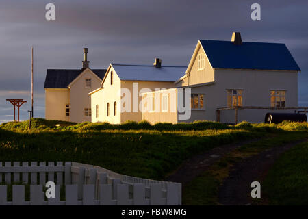 Architettura e gli edifici su Flatey presso sunrise, Flatey Isola, Islanda, l'Europa. Foto Stock