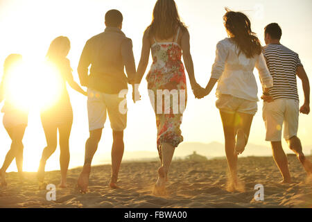 Felice giovani gruppo divertirsi sulla spiaggia Foto Stock
