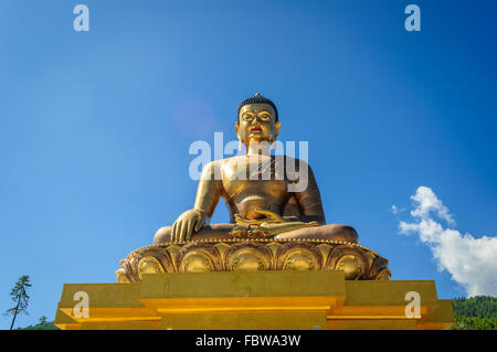 Punto di riferimento della città di Thimphu, Bhutan, Kuenselphodrang, Buddha Dordenma, statua del Buddha Signore contro il cielo blu e cloud, spazio di copia Foto Stock