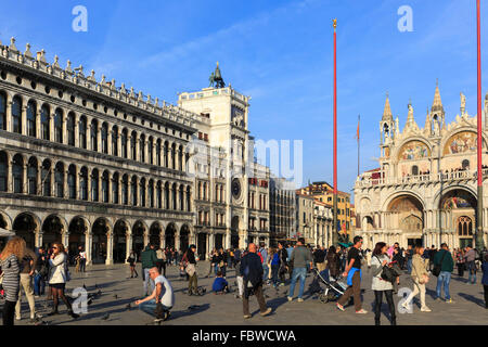 Piazza San Marco, Basilica di San Marco e la torre dell'orologio, Venezia, Italia Foto Stock