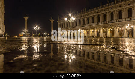 Dalla Piazzetta di Capri, Biblioteca Nazionale di Piazza San Marco e il Palazzo Ducale di Venezia, Italia Foto Stock