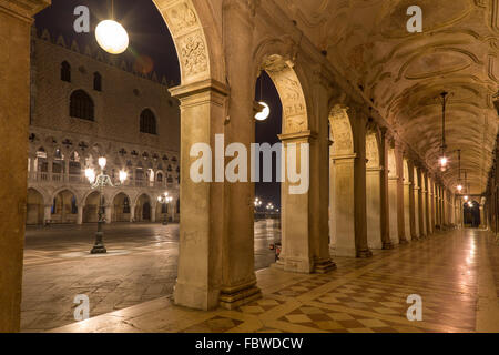 Dalla Piazzetta di Capri, Biblioteca Nazionale di Piazza San Marco e il Palazzo Ducale di Venezia, Italia Foto Stock