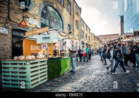 LONDON, Regno Unito - 10 ottobre 2014: qui illustrato è una vista sulla strada del centro storico di Camden Town presso le Scuderie con visitatori visibile. Foto Stock