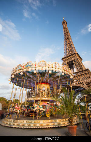 Giostra e Torre Eiffel visto da Parigi Francia Foto Stock