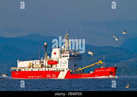 La Guardia Costiera canadese nave rompighiaccio 'Sir Wilfrid Laurier' viaggiando nella parte anteriore del British Columbia montagne litoranee, Canada Foto Stock