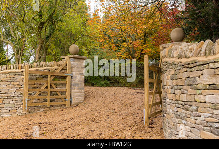 Aprire i cancelli in legno in ingresso alla casa moderna Foto Stock