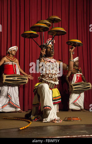 La danza Raban come parte dell'Kandyan dance, sul palcoscenico a YMBA ( giovani uomini associazione buddista Hall) in Ksndy, Sri Lanka Foto Stock