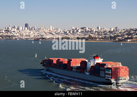 Contenitore nave nella baia di San Francisco Foto Stock