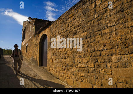 Provincia di Zaragoza, Aragona, Spagna: Uncastillo. Strada per le rovine del castello. Cinco Villas. Foto Stock