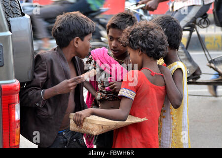 I bambini di strada di distribuire la loro quota di denaro. Foto Stock