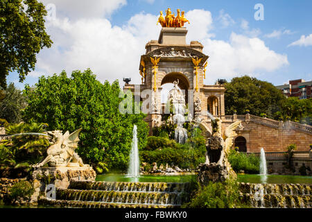 Barcellona ciudadela parco lago fontana con golden quadriga di Aurora Foto Stock