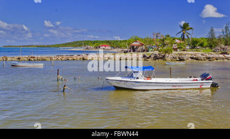 Imbarcazione in una baia vicino a Guardalavaca, Cuba Foto Stock