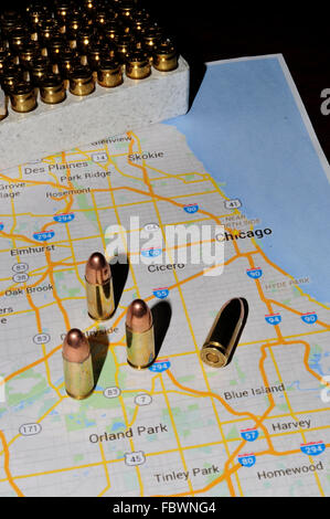 9 mm di proiettili seduti sulla mappa di Chicago Foto Stock