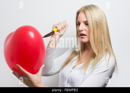 Donna di distruggere il cuore Foto Stock