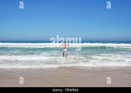 Uomo che corre in acqua Foto Stock