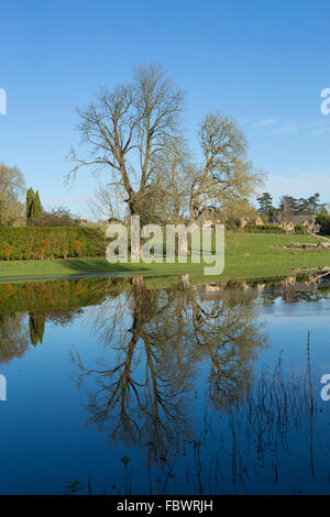 Congelati allagato Prato Fiume Coln in Quenington Gloucestershire Foto Stock