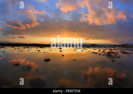 Incredibili paesaggi acquatici tramonto in Lemnos saltlake laguna o soluzione fisiologica (o Aliki in greco). Moudros comune, Grecia. Foto Stock