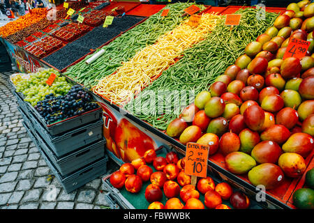 Stoccolma, Svezia - 30 luglio 2014: Commercio di frutta e verdura cibo nel fieno locale Hotorget di mercato. Foto Stock