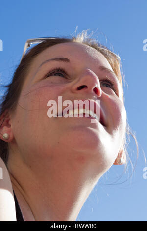 Giovane donna felice sorridente Foto Stock