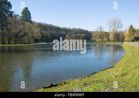 Congelati allagato Prato Fiume Coln in Quenington Gloucestershire Foto Stock