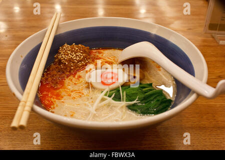 Tagliatelle coreane Ramen con brodo. Piatto caldo, bacchette, luce dura,  ombra scura. Sfondo grigio, fiori di ciliegio, giacitura piatta, spazio  copia Foto stock - Alamy