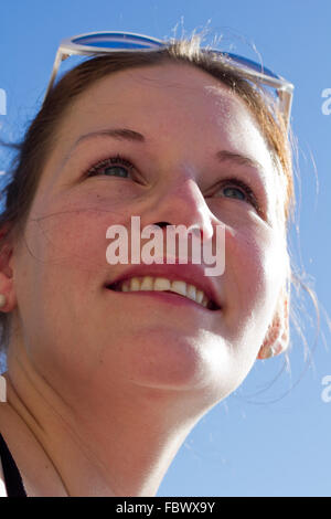 Giovane donna felice sorridente Foto Stock